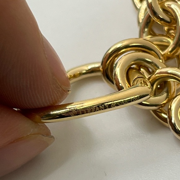 Beautiful Tiffany & Co. 18K Yellow Gold Open Heart Clasp Chain Bracelet - Picture 5 of 8